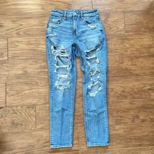 American Eagle Mom Jean Size 2 Long Light Wash Distressed